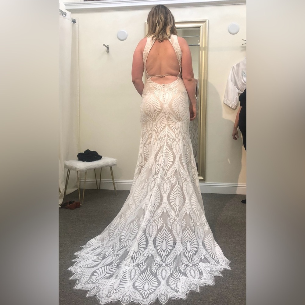Elegant White Lace Wedding Dress